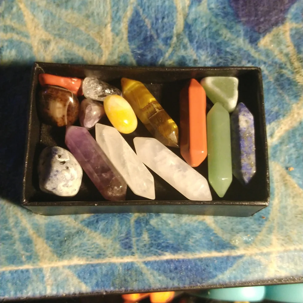 Box of crystals - Picture 1 of 1